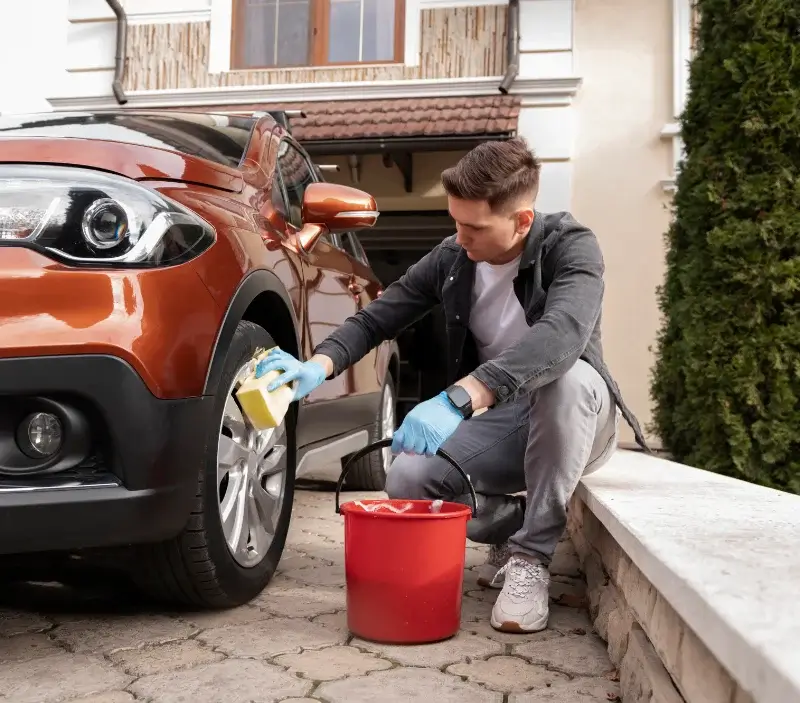Lavage auto à domicile Saint-Bonnet-Elvert : professionnel intervenant sur un véhicule